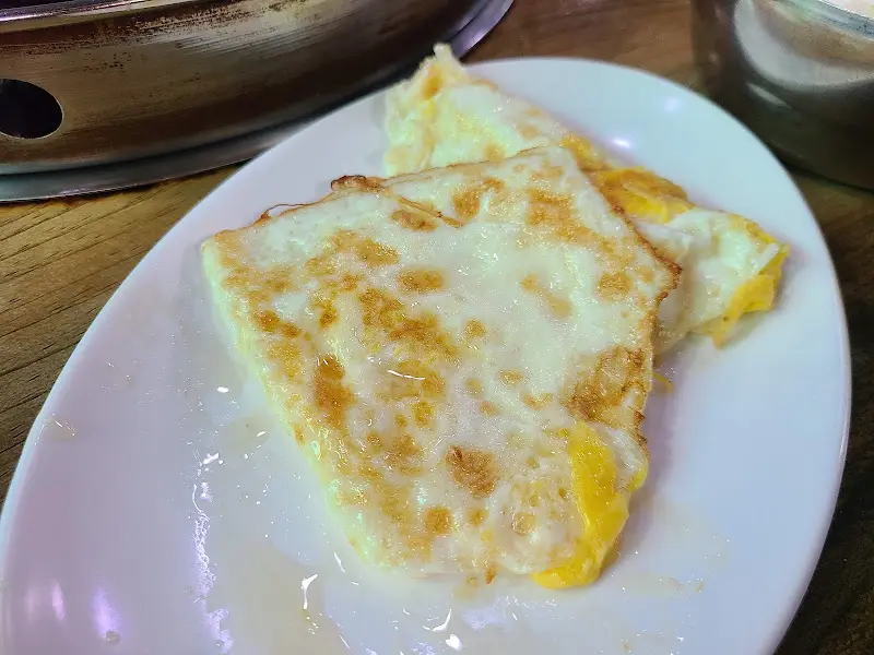 노릇하게 구워진 계란 후라이