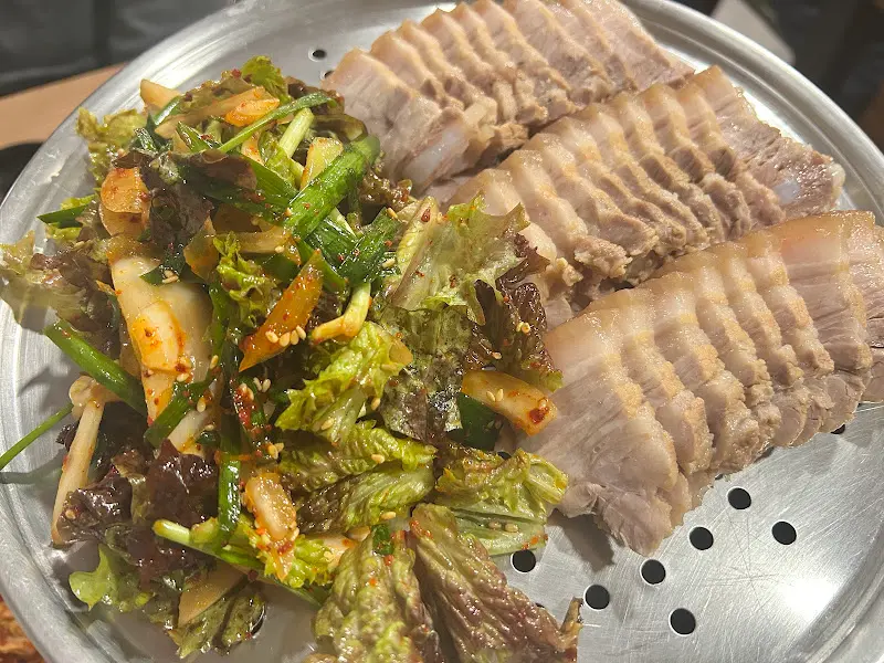 촉촉하게 삶아진 보쌈 위에 윤기가 좔좔 흐르는 모습이 식욕을 자극한다.