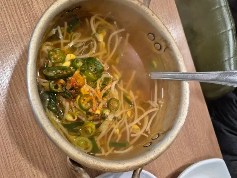 칼칼하면서도 시원한 콩나물국은 술안주로도 제격이다.