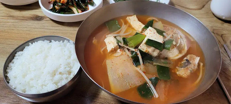 개운한 김치찌개와 밥 한 공기
