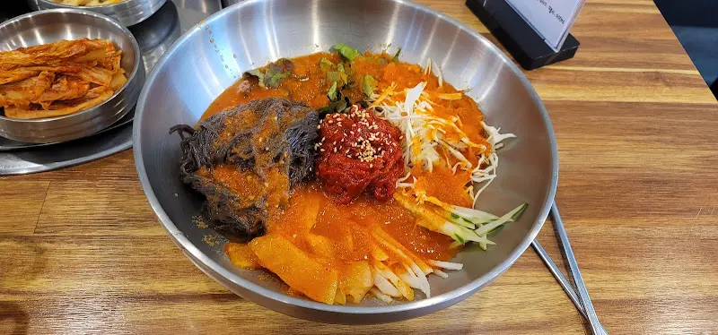 한상 가득 차려진 육회물회