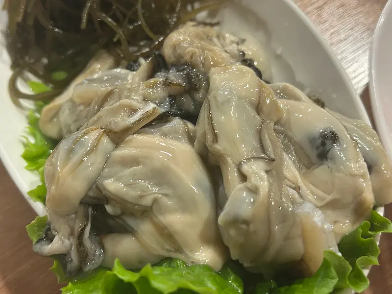 싱싱한 굴이 가득 담긴 굴보쌈은 겨울에 꼭 먹어야 할 메뉴다.