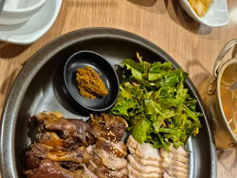 족발, 보쌈, 미나리 무침, 특제 소스까지 완벽한 조화를 이루는 족보세트