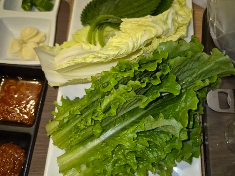 신선한 쌈 채소는 족발, 보쌈을 더욱 맛있게 즐길 수 있도록 돕는다.