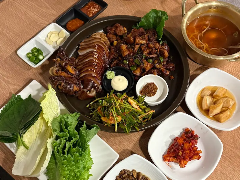 푸짐한 한 상 차림은 보기만 해도 배부르다.