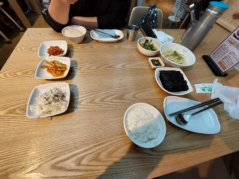 테이블 위의 반찬들