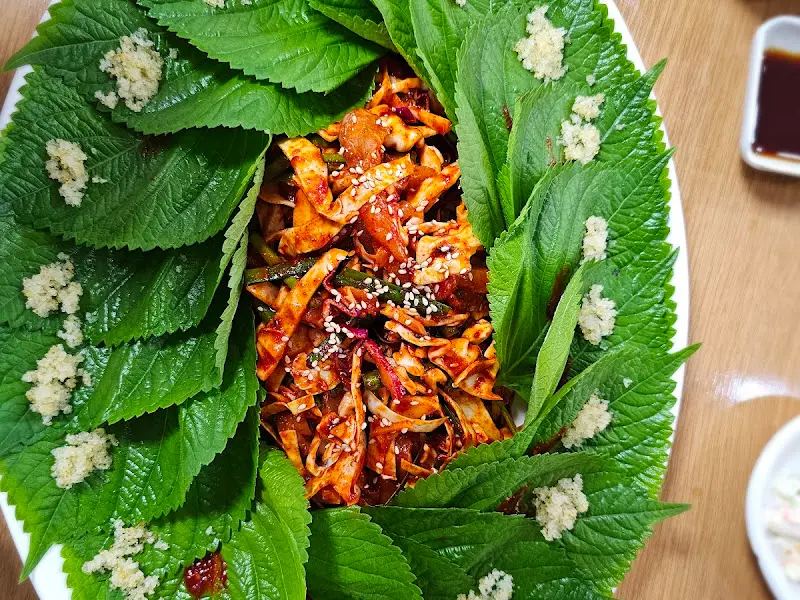 깻잎 위에 올려진 우럭회무침