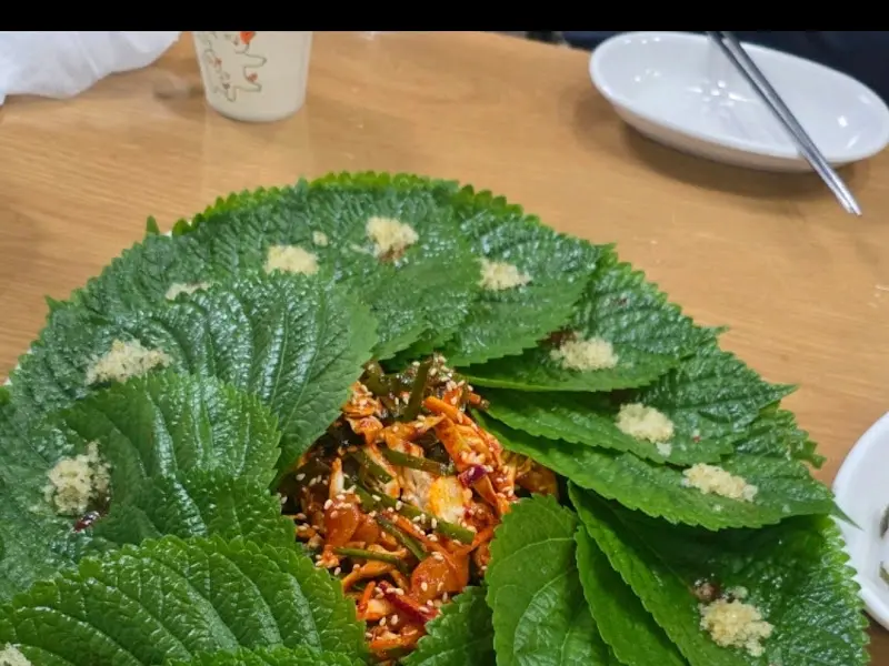 깻잎 위에 올려진 우럭회무침
