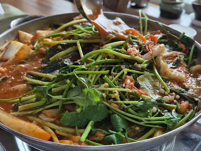 싱싱한 채소가 듬뿍 들어간 쏘가리 매운탕