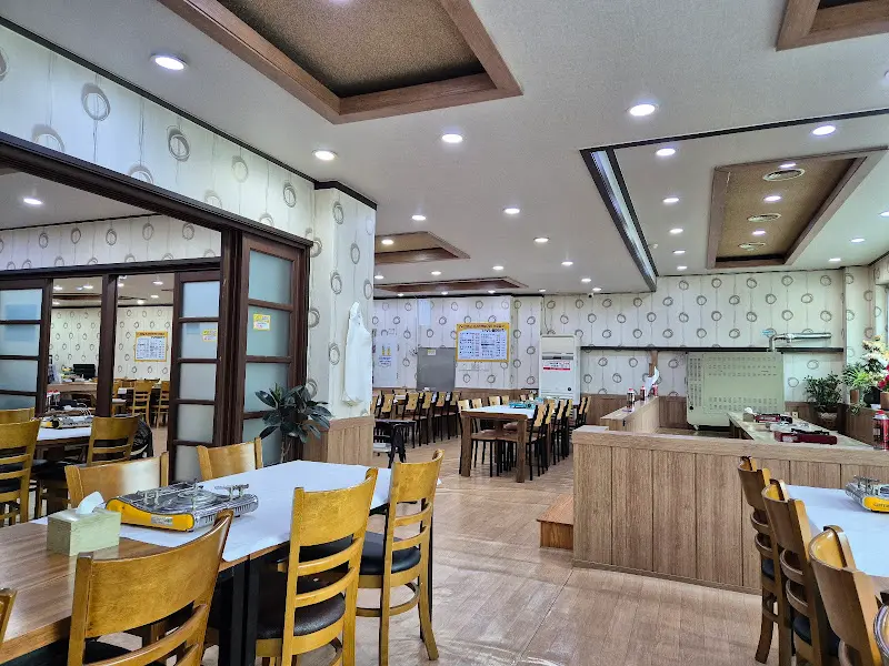 넓고 깔끔한 식당 내부