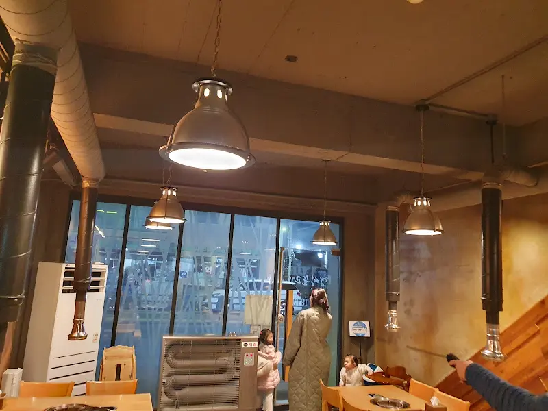 넓고 쾌적한 식당 내부