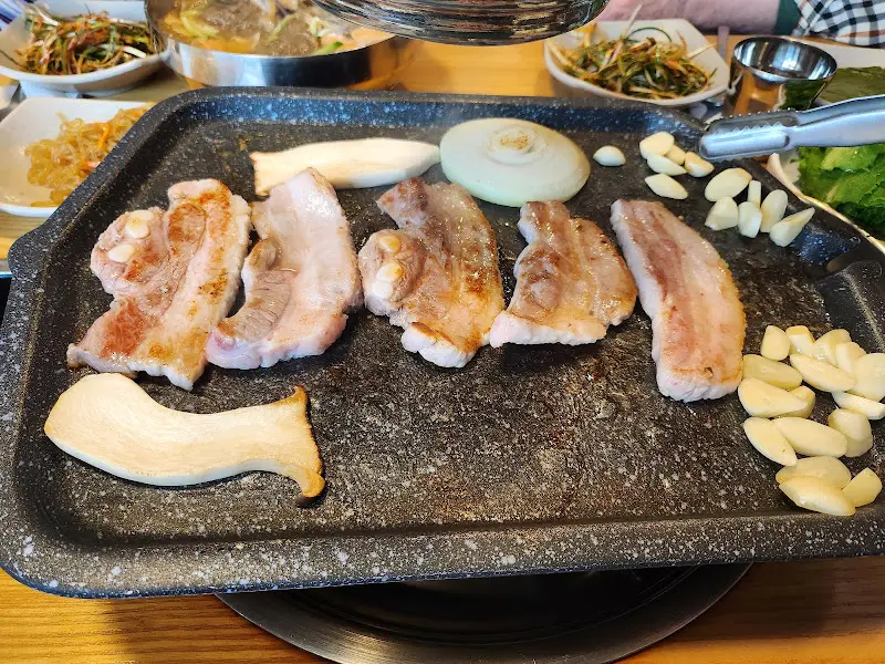 노릇노릇 익어가는 삼겹살