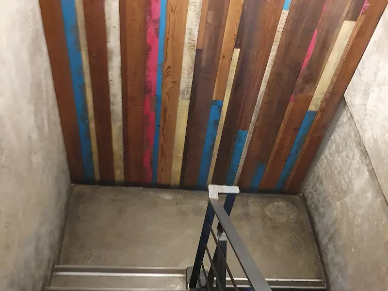 2층으로 올라가는 계단