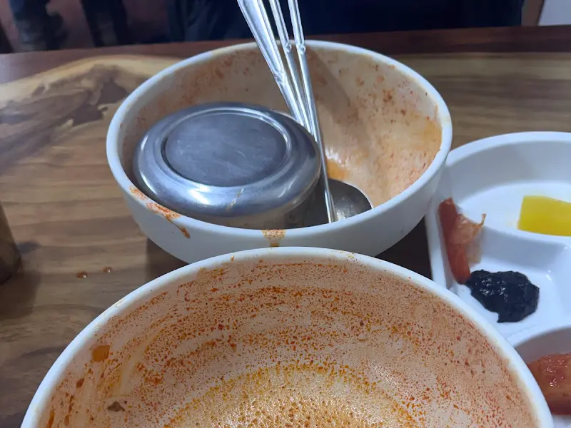 깨끗하게 비워진 짬뽕 그릇