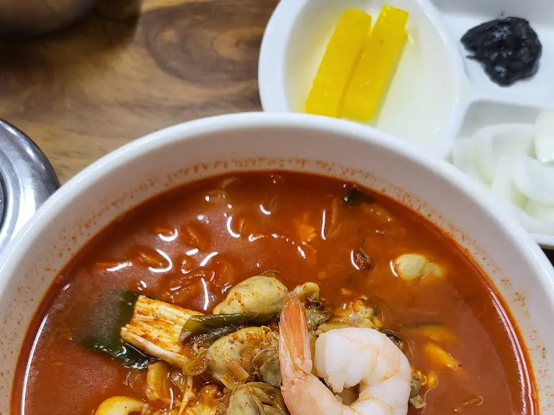 굴짬뽕 속 탱글탱글한 새우