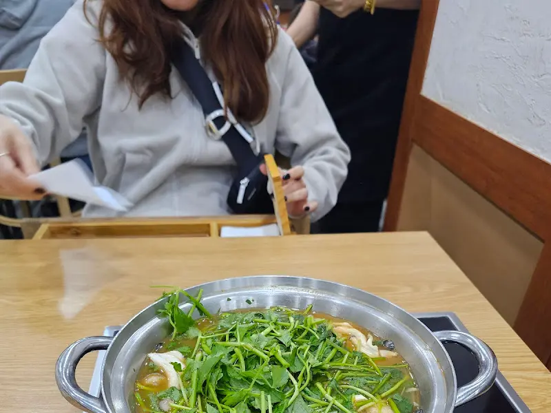미나리가 듬뿍 올라간 샤브칼국수