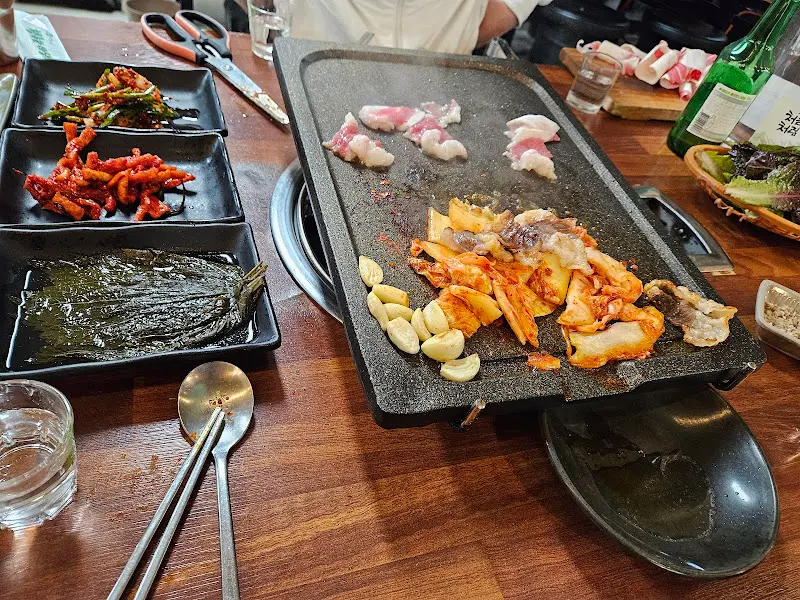 김치와 함께 구워지는 꽃삼겹살