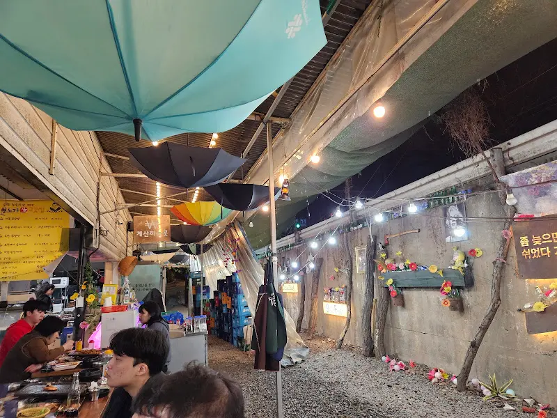 인공 강우가 내리는 야외 테이블 풍경