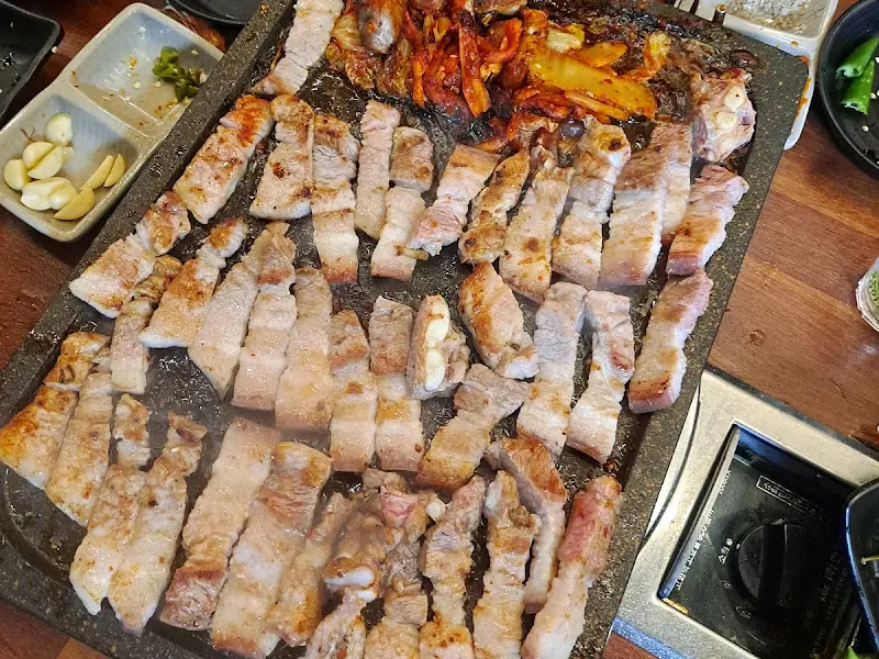 노릇하게 구워진 꽃삼겹살과 김치