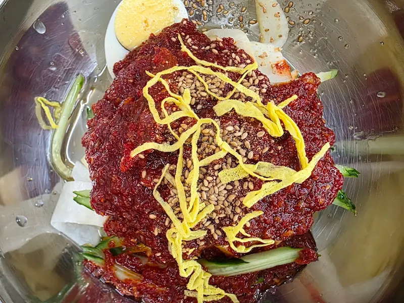 매콤달콤 비빔밀면 클로즈업