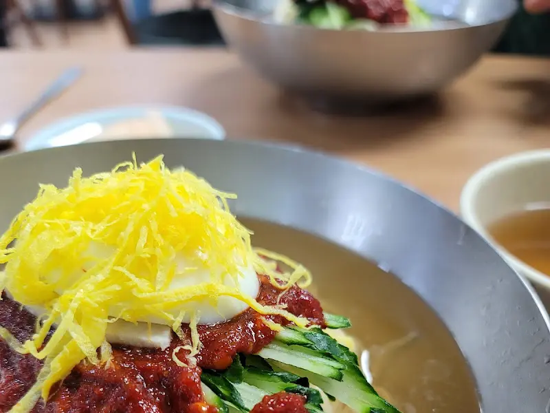 계란 지단이 듬뿍 올라간 밀면