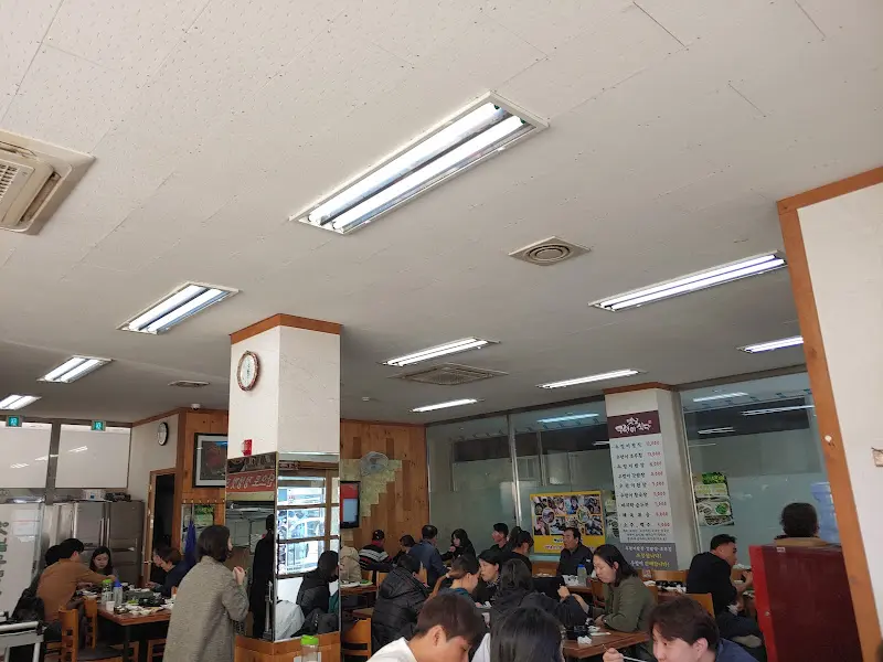 활기 넘치는 식당 내부