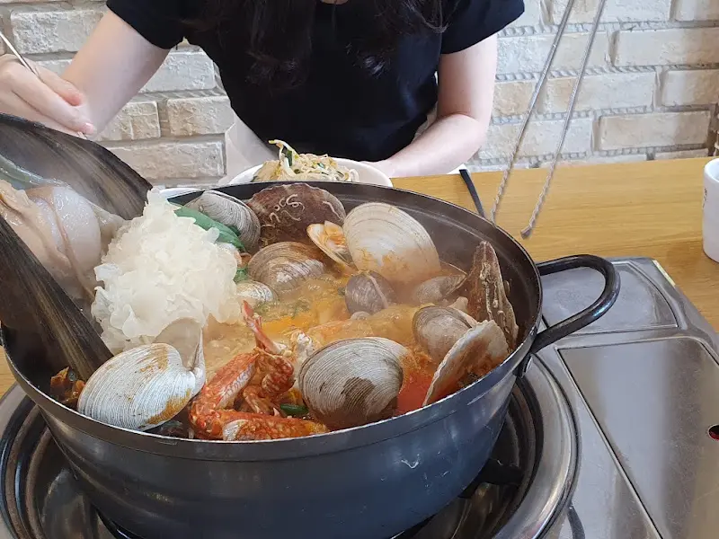 짬뽕전골을 즐기는 모습