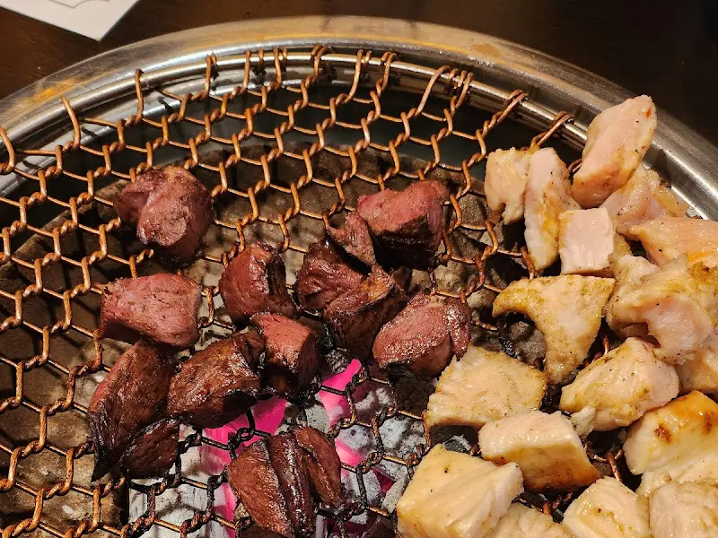 노릇하게 구워진 곱창과 염통