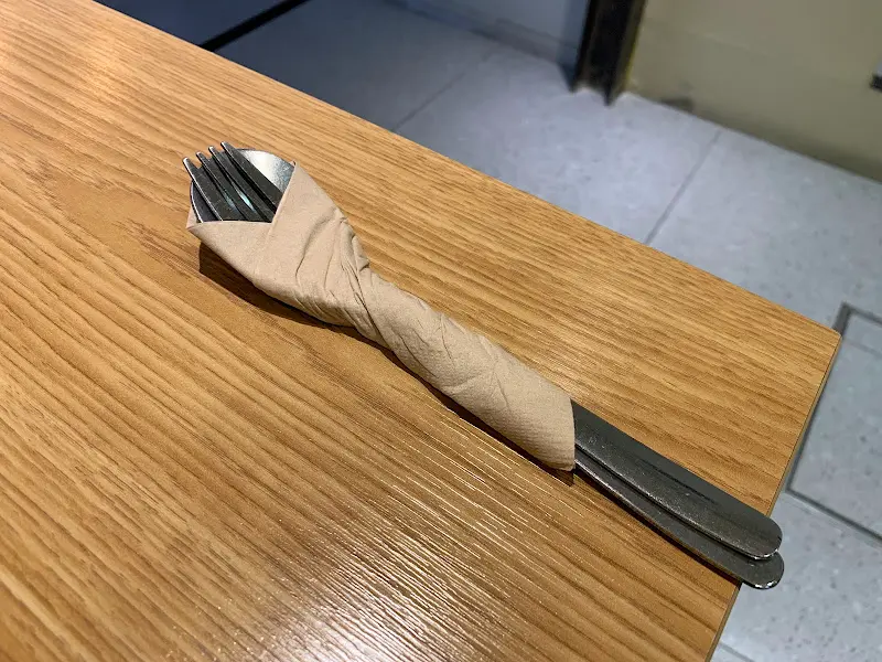 깔끔하게 포장된 식기