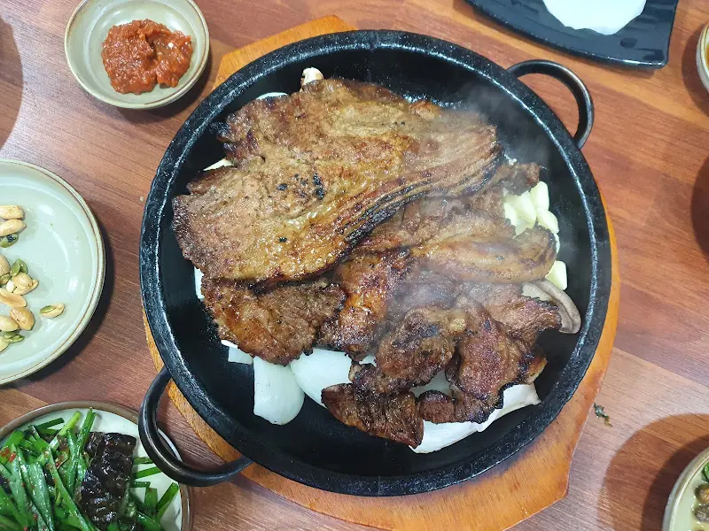 뜨겁게 달궈진 철판 위의 석갈비