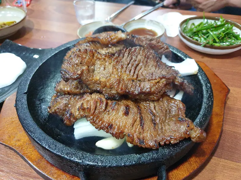 윤기가 좔좔 흐르는 석갈비