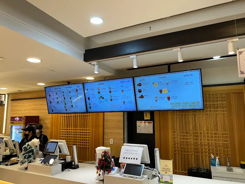 메뉴를 고르는 모습