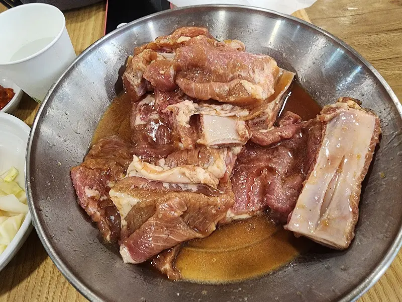 윤기가 흐르는 돼지갈비