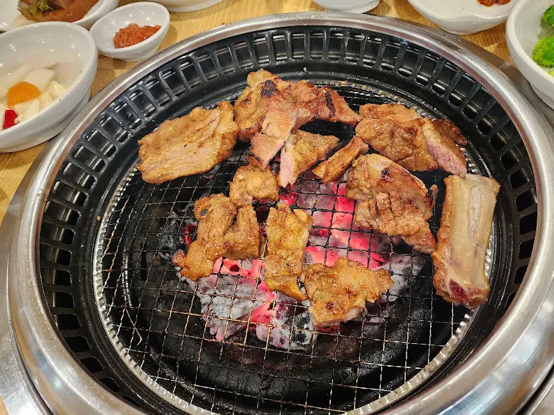 숯불 위에서 맛있게 익어가는 돼지갈비