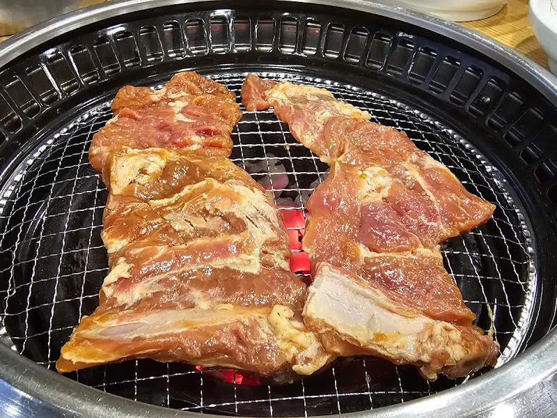 숯불 위에서 맛있게 구워지는 돼지갈비
