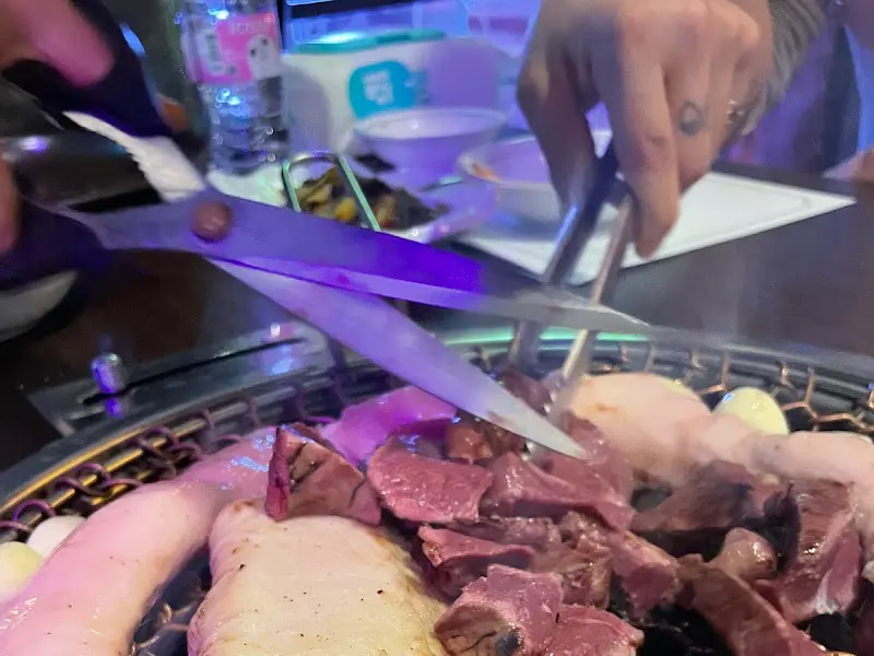 숯불 위에 올려진 곱창