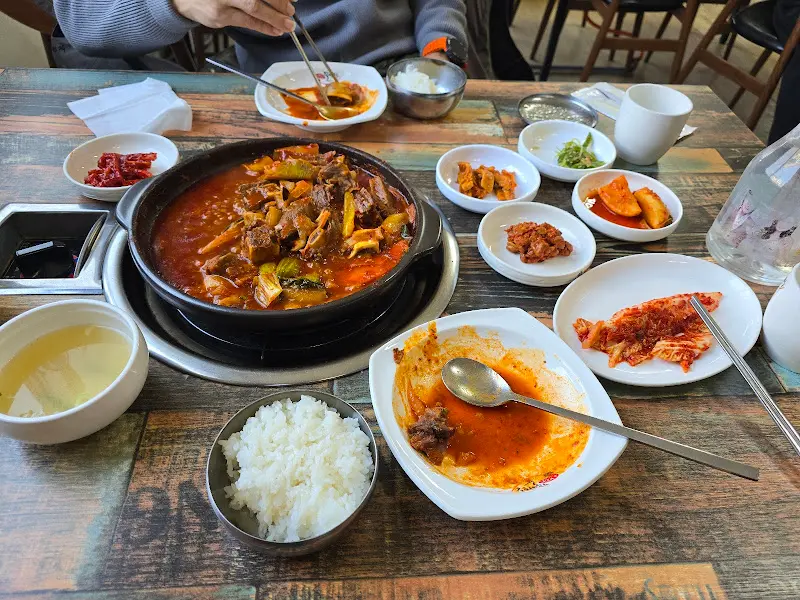 갈비찜과 밑반찬 한 상 차림