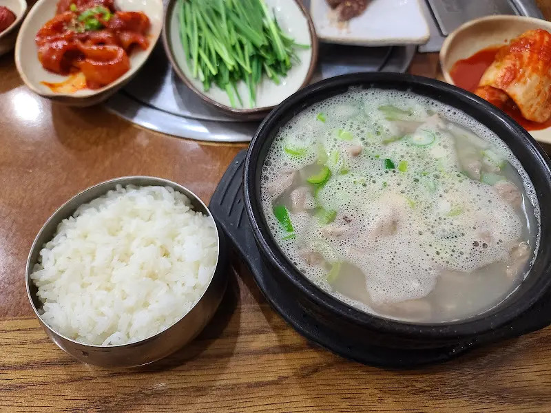 순대국밥과 다양한 반찬이 차려진 테이블