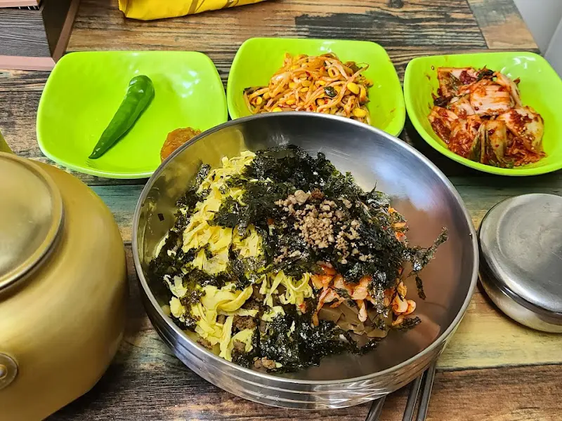 푸짐하게 차려진 잔치국수와 묵밥 한 상 차림