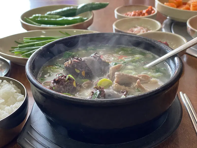 김이 모락모락 나는 순대국밥