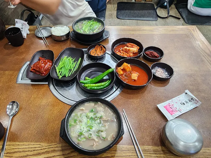 테이블 가득 차려진 밑반찬과 순대국밥