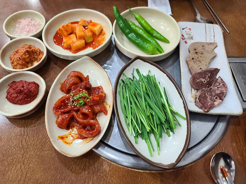 정갈하게 담겨 나온 밑반찬