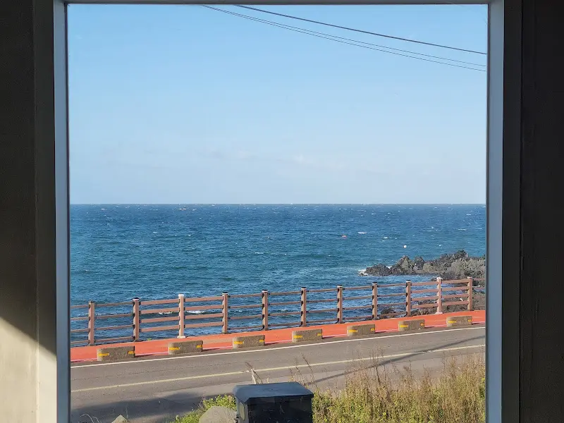 카페 내부에서 바라본 바다 풍경