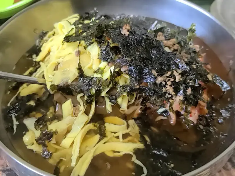 김 가루와 계란 지단이 듬뿍 올라간 묵밥