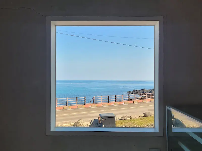 창밖으로 보이는 바다