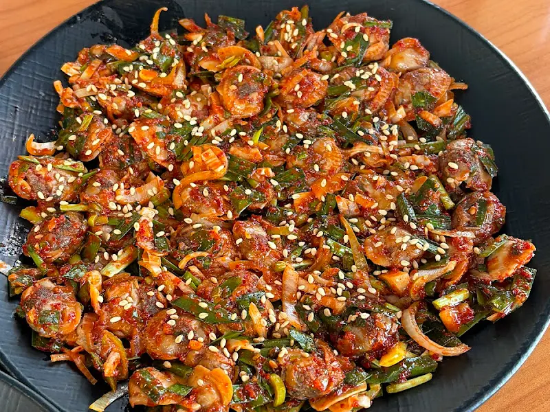 윤기가 흐르는 꼬막 무침