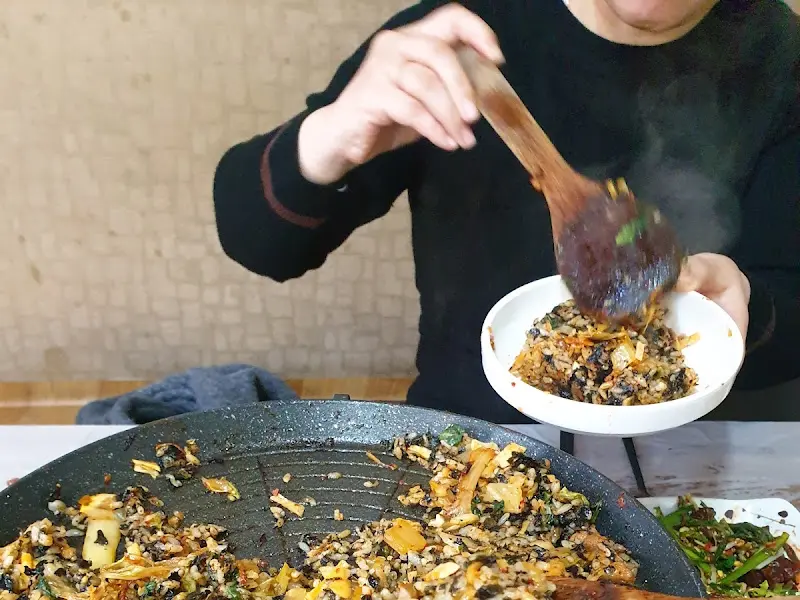 볶음밥을 먹기 좋게 담아주는 모습