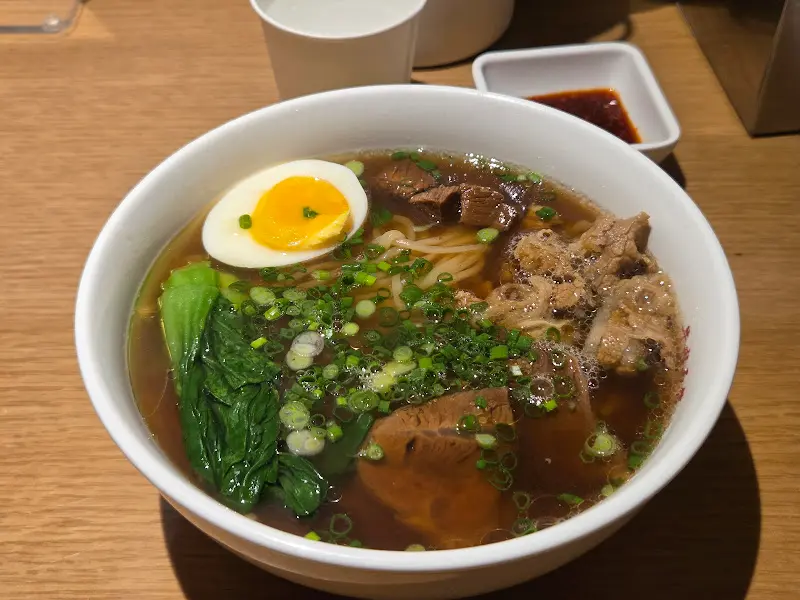 고기 토핑이 가득한 우육면