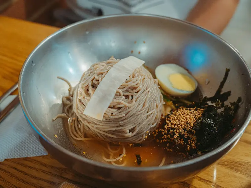 스테인리스 그릇에 담겨 나온 동치미 막국수의 모습