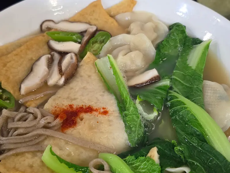 전복, 새우, 홍합 등 해산물이 가득 들어간 짬뽕 칼국수의 모습